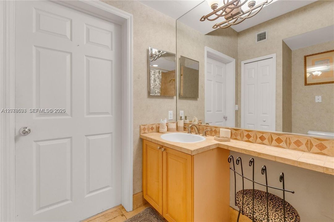 For Sale: $428,000 (2 beds, 2 baths, 1077 Square Feet)