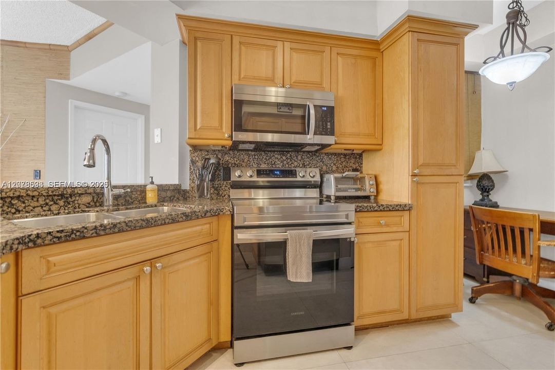 For Sale: $428,000 (2 beds, 2 baths, 1077 Square Feet)