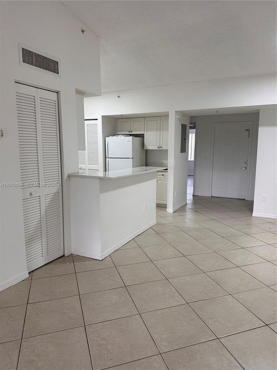 For Rent: $2,300 (2 beds, 2 baths, 1000 Square Feet)