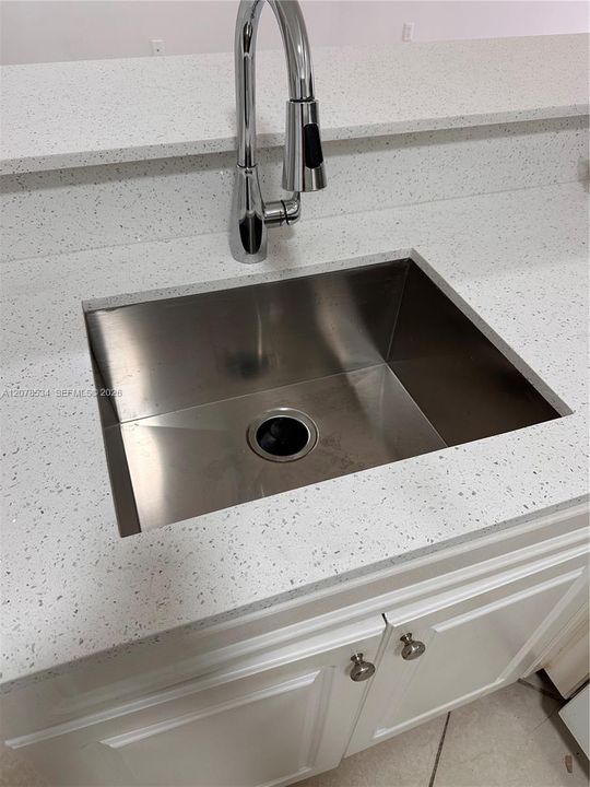 For Rent: $2,300 (2 beds, 2 baths, 1000 Square Feet)