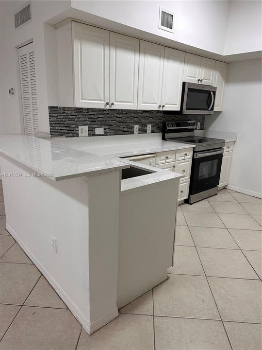 For Rent: $2,300 (2 beds, 2 baths, 1000 Square Feet)