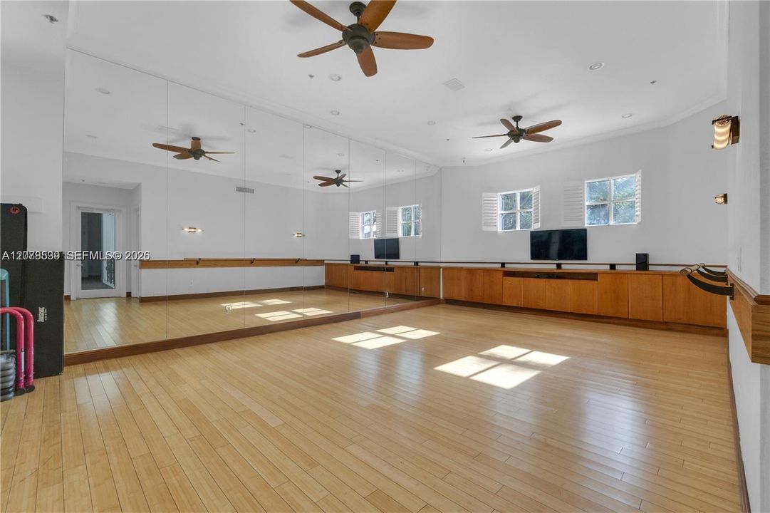 For Rent: $2,950 (2 beds, 2 baths, 1077 Square Feet)