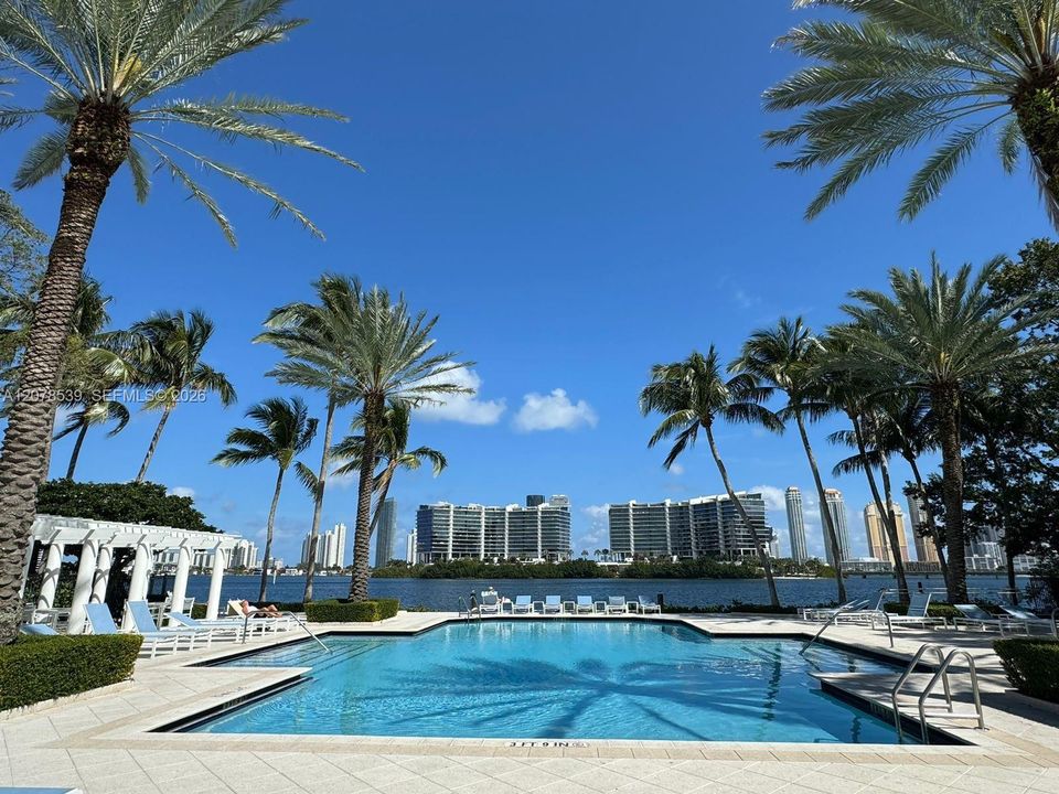 For Rent: $2,950 (2 beds, 2 baths, 1077 Square Feet)