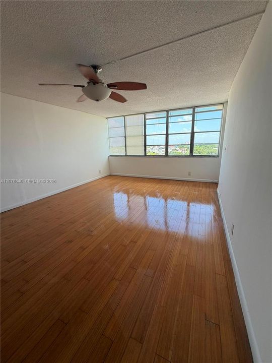 For Rent: $1,590 (1 beds, 1 baths, 790 Square Feet)