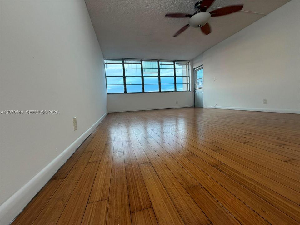 For Rent: $1,590 (1 beds, 1 baths, 790 Square Feet)