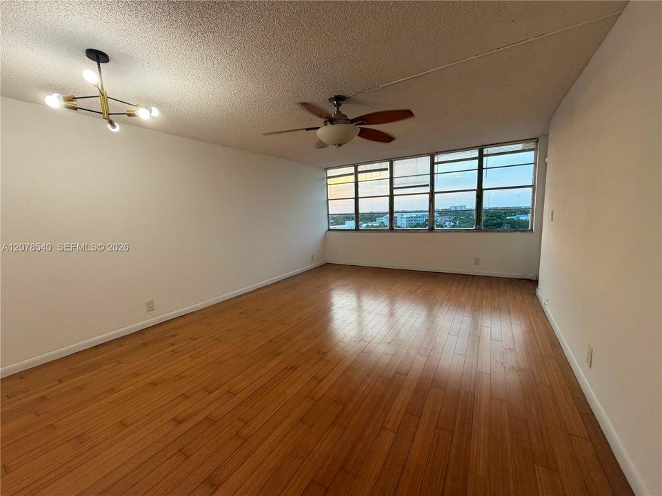 For Rent: $1,590 (1 beds, 1 baths, 790 Square Feet)