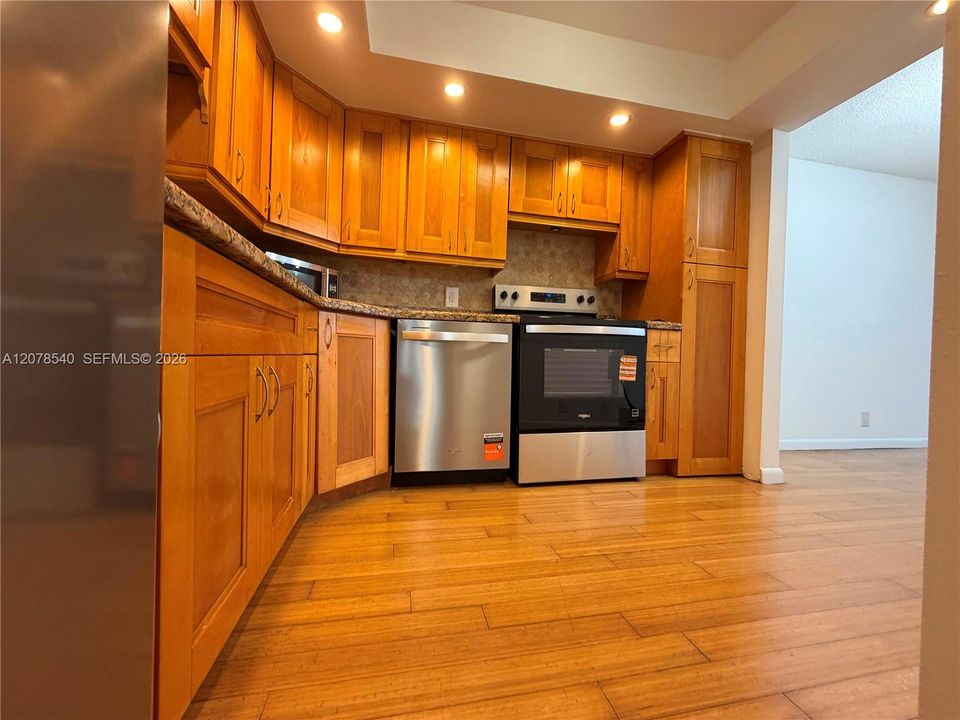 For Rent: $1,590 (1 beds, 1 baths, 790 Square Feet)