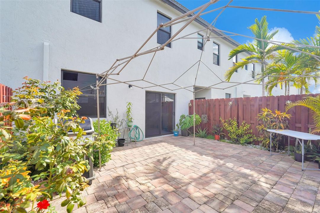 For Sale: $419,999 (4 beds, 2 baths, 1916 Square Feet)