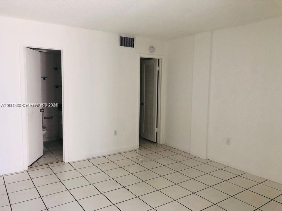 For Sale: $187,000 (1 beds, 1 baths, 743 Square Feet)