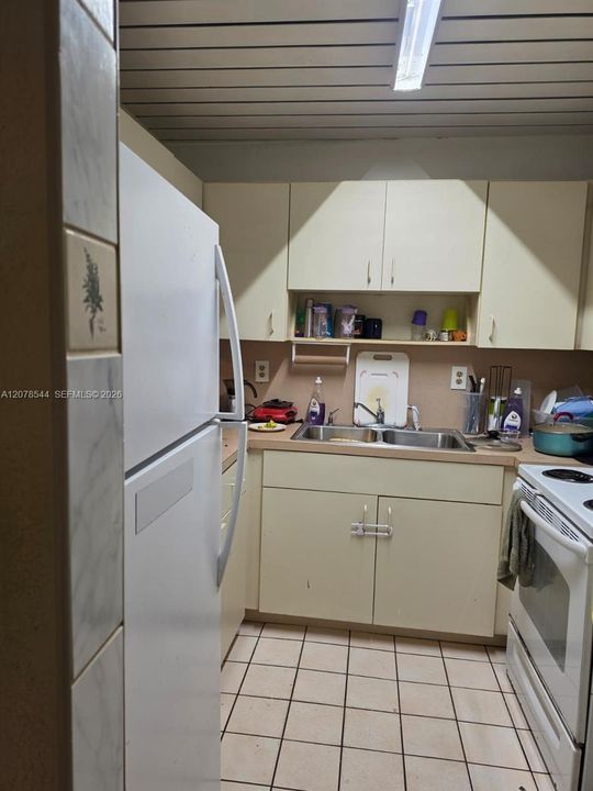 For Sale: $187,000 (1 beds, 1 baths, 743 Square Feet)