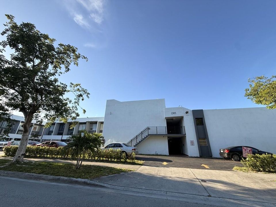 For Sale: $187,000 (1 beds, 1 baths, 743 Square Feet)