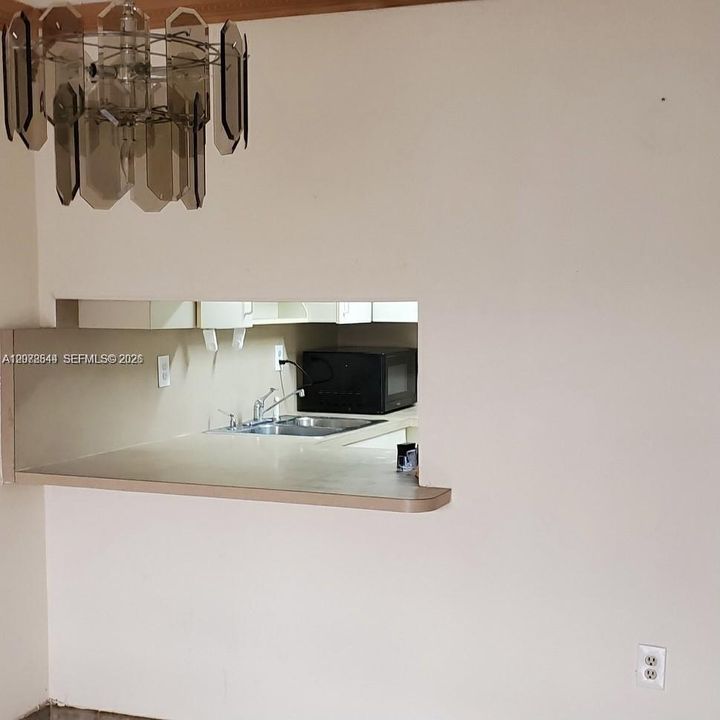 For Sale: $187,000 (1 beds, 1 baths, 743 Square Feet)