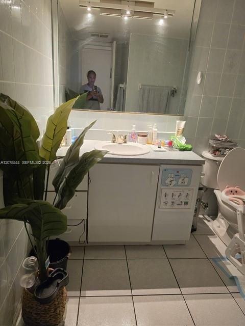 For Sale: $187,000 (1 beds, 1 baths, 743 Square Feet)