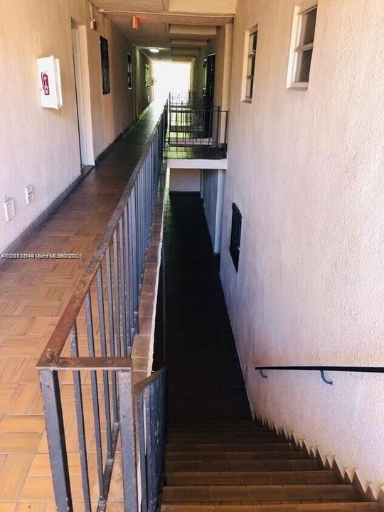 For Sale: $187,000 (1 beds, 1 baths, 743 Square Feet)