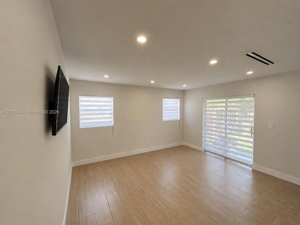 For Sale: $505,000 (2 beds, 2 baths, 1050 Square Feet)