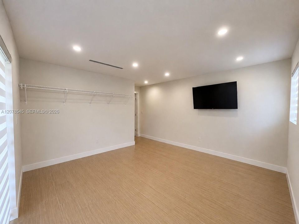 For Sale: $505,000 (2 beds, 2 baths, 1050 Square Feet)