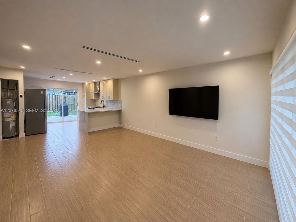 For Sale: $505,000 (2 beds, 2 baths, 1050 Square Feet)