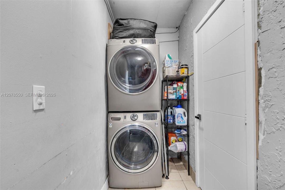 En Venta: $774,900 (4 camas, 3 baños, 2024 Pies cuadrados)