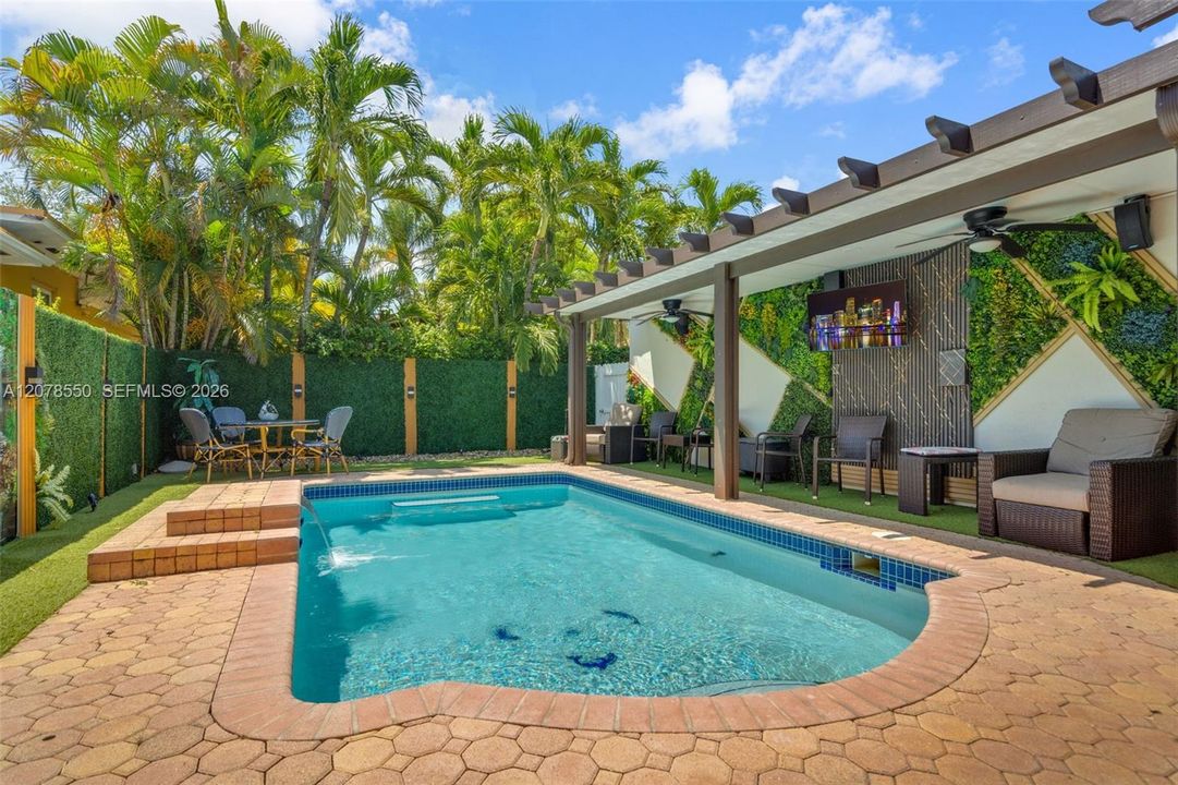 En Venta: $774,900 (4 camas, 3 baños, 2024 Pies cuadrados)