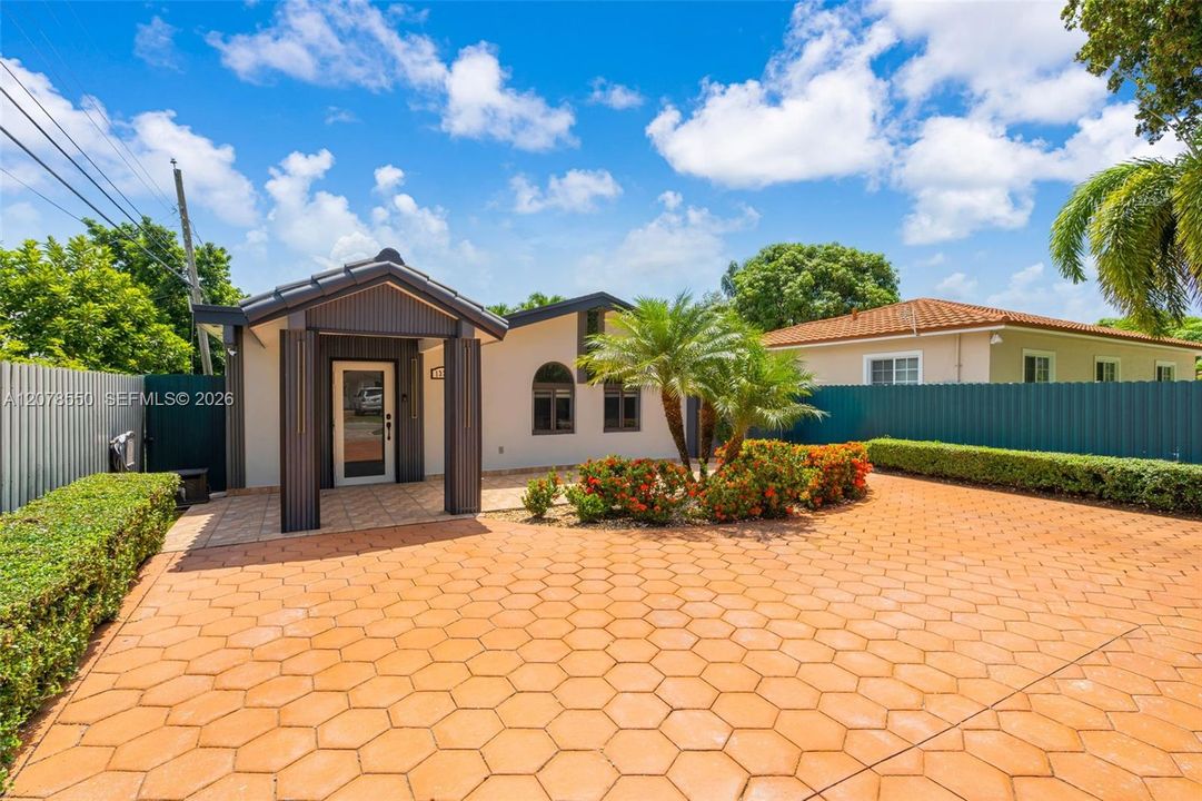 En Venta: $774,900 (4 camas, 3 baños, 2024 Pies cuadrados)