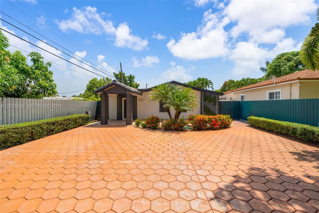 En Venta: $774,900 (4 camas, 3 baños, 2024 Pies cuadrados)