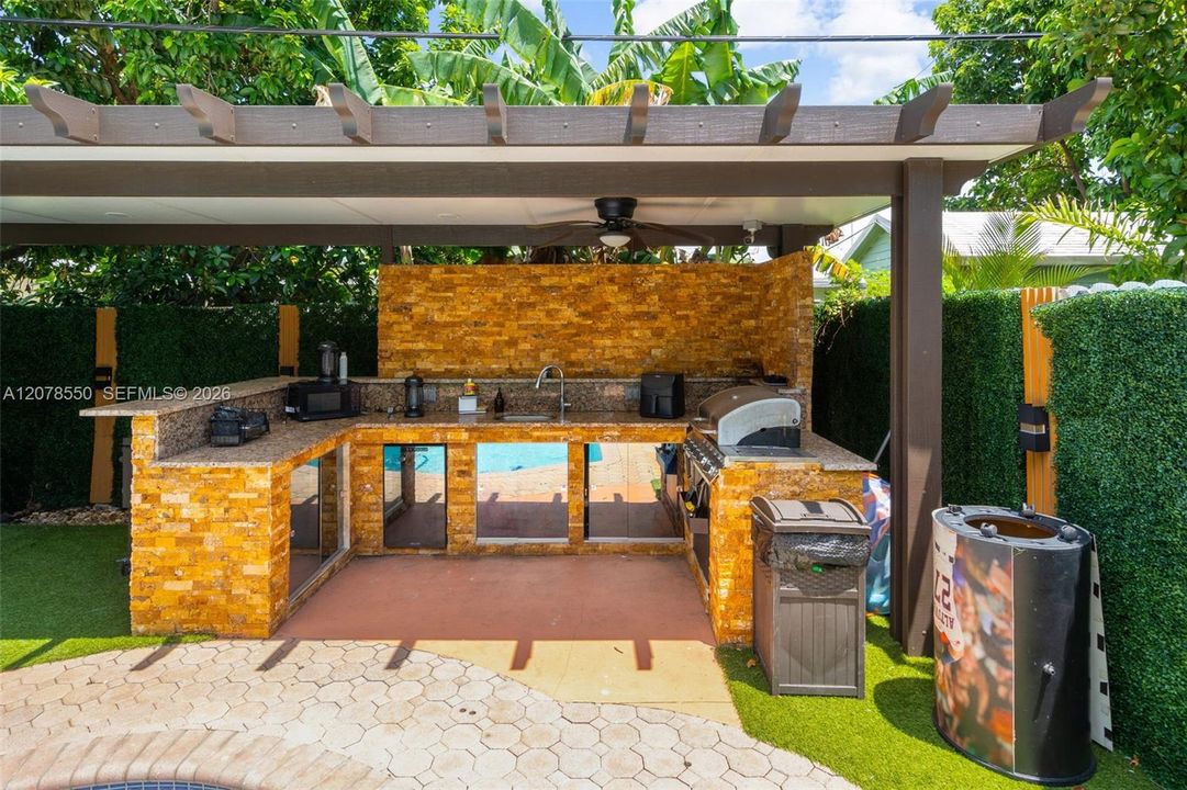 En Venta: $774,900 (4 camas, 3 baños, 2024 Pies cuadrados)
