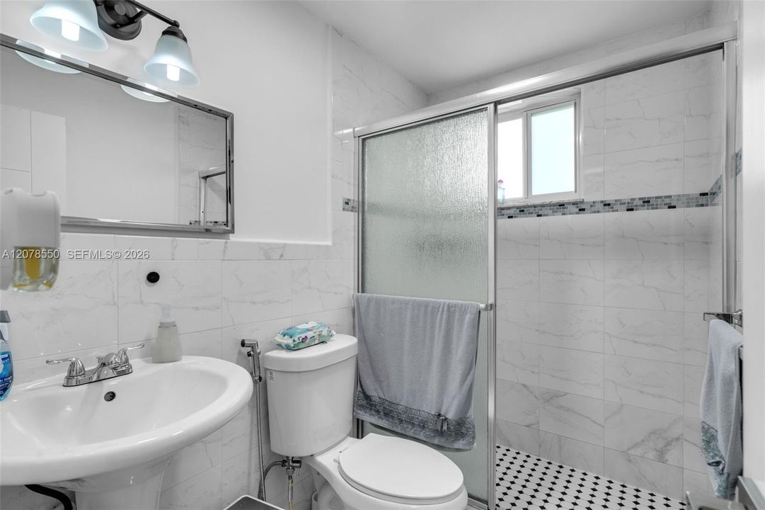 En Venta: $774,900 (4 camas, 3 baños, 2024 Pies cuadrados)