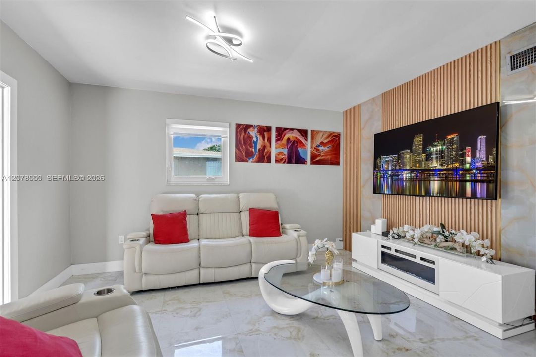 En Venta: $774,900 (4 camas, 3 baños, 2024 Pies cuadrados)