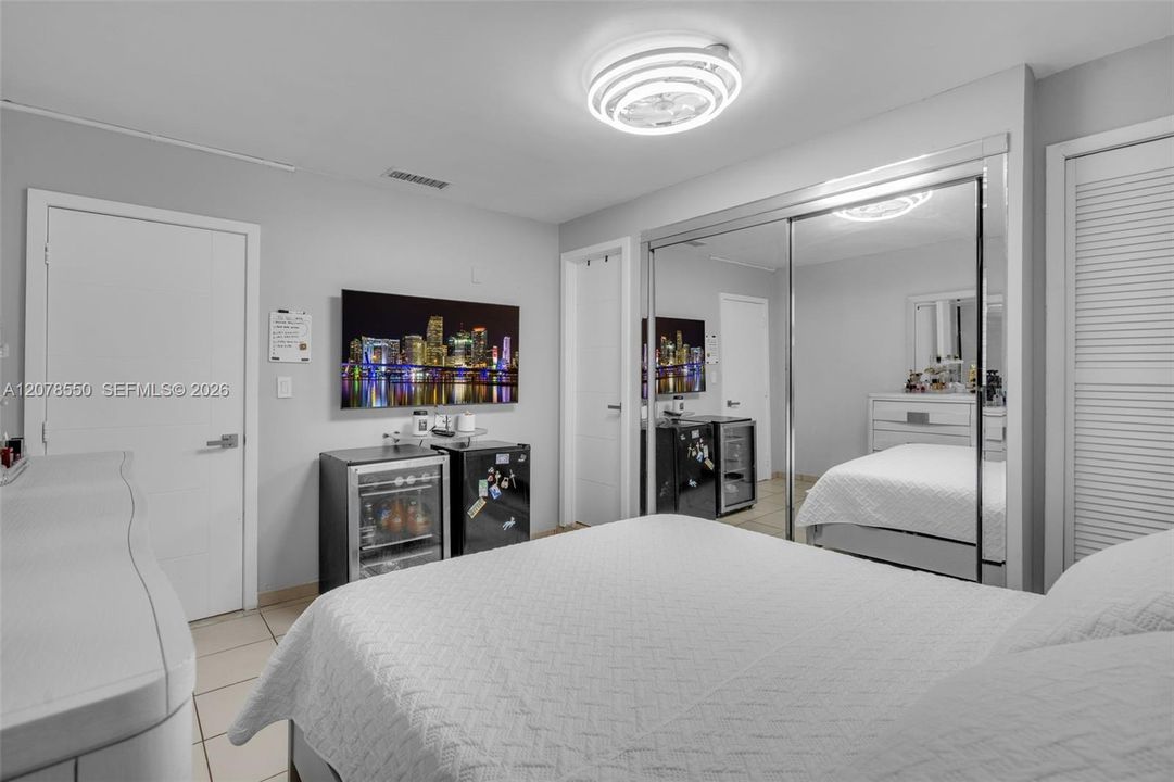 En Venta: $774,900 (4 camas, 3 baños, 2024 Pies cuadrados)