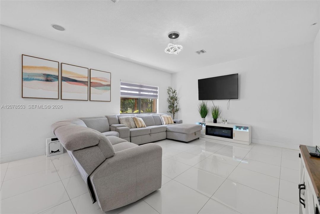 En Venta: $599,900 (4 camas, 2 baños, 2494 Pies cuadrados)