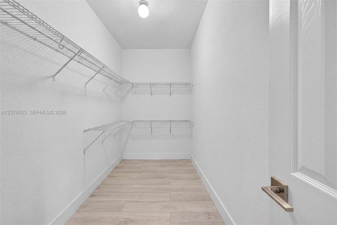 En Venta: $599,900 (4 camas, 2 baños, 2494 Pies cuadrados)