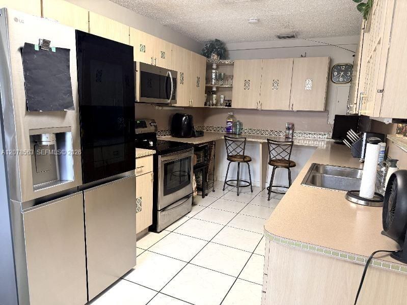 En Venta: $625,000 (4 camas, 2 baños, 1680 Pies cuadrados)