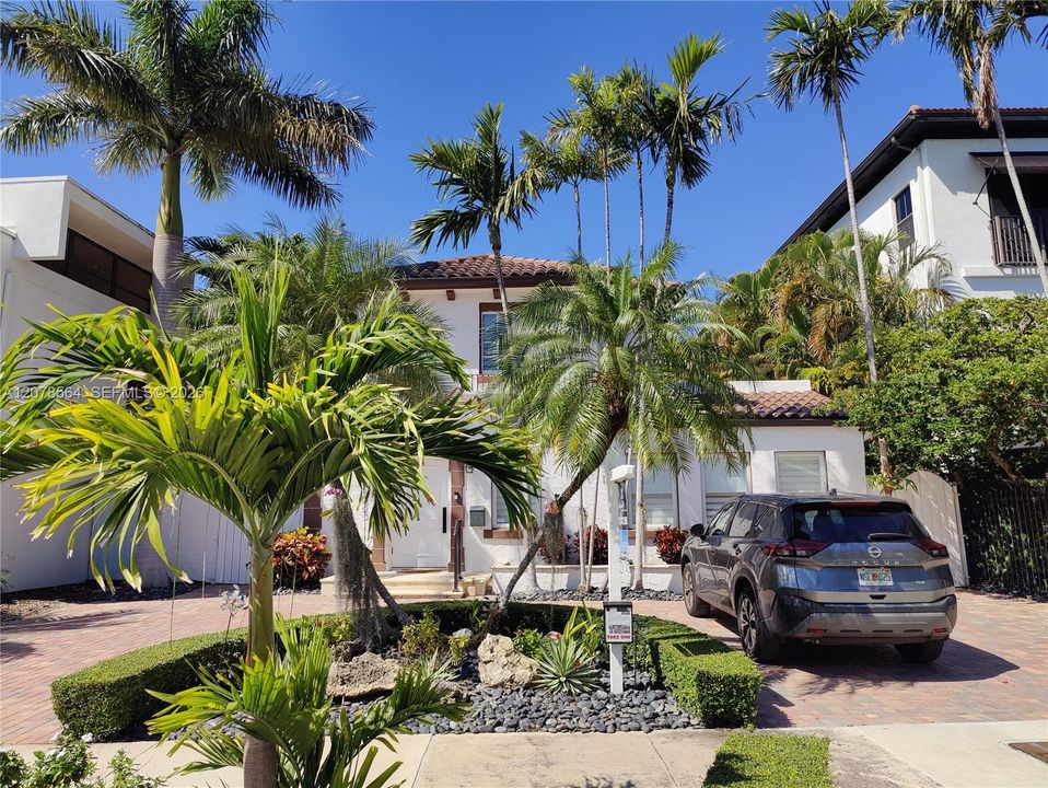 For Sale: $2,795,000 (4 beds, 4 baths, 2517 Square Feet)