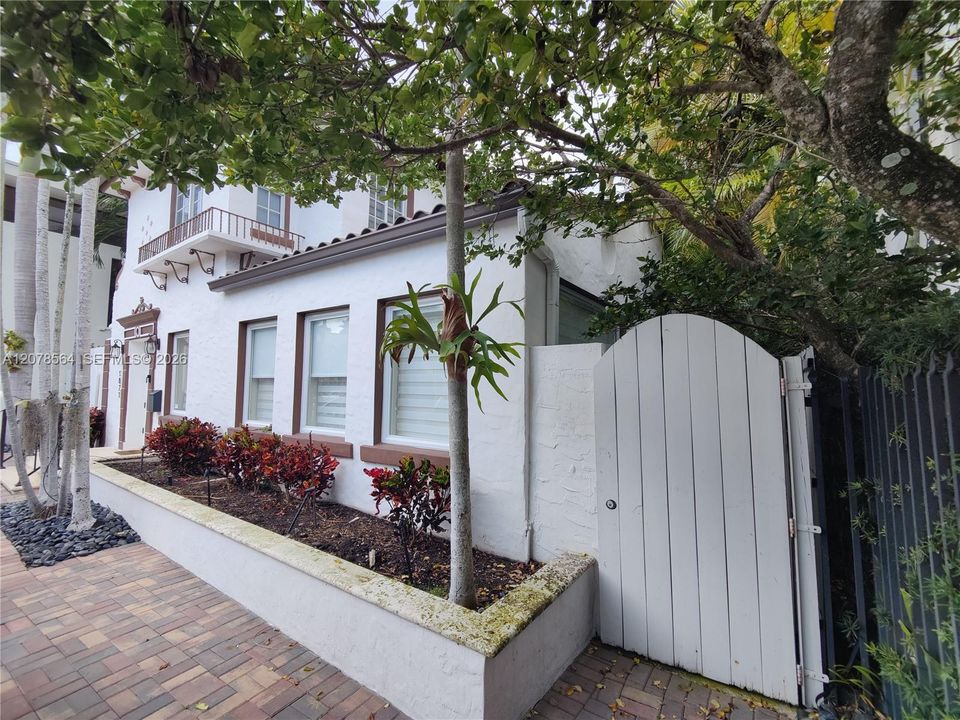 For Sale: $2,795,000 (4 beds, 4 baths, 2517 Square Feet)