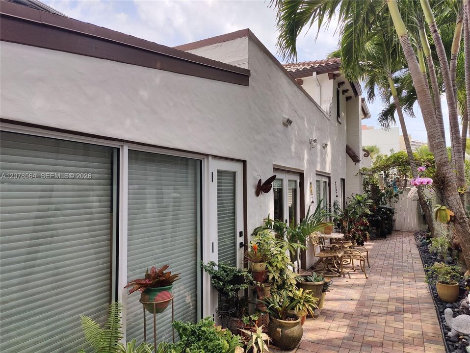 For Sale: $2,795,000 (4 beds, 4 baths, 2517 Square Feet)