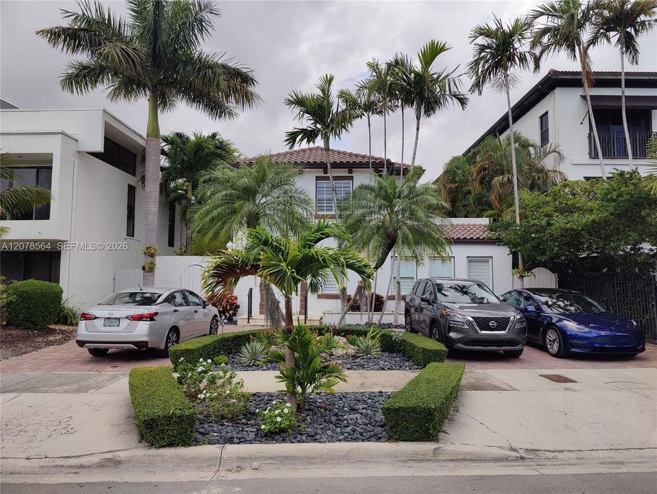 For Sale: $2,795,000 (4 beds, 4 baths, 2517 Square Feet)