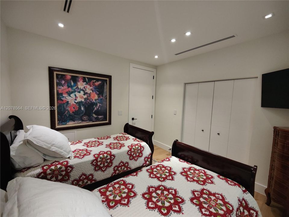 For Sale: $2,795,000 (4 beds, 4 baths, 2517 Square Feet)