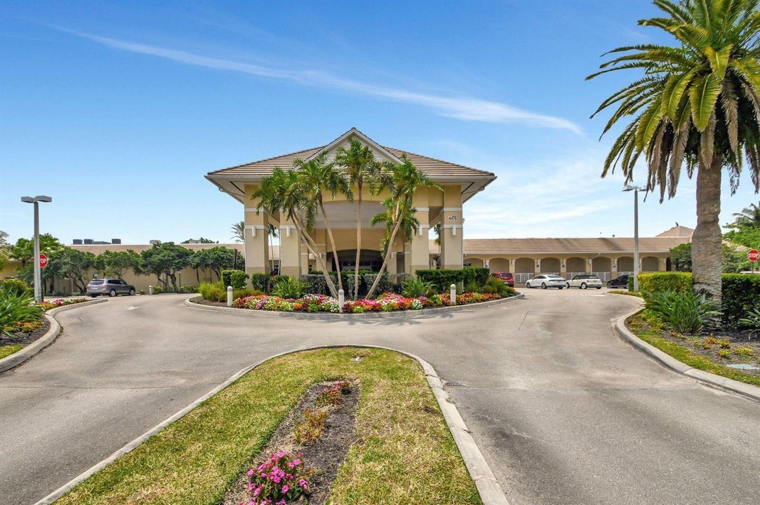 43-web-or-mls-Fountains main clubhouse (