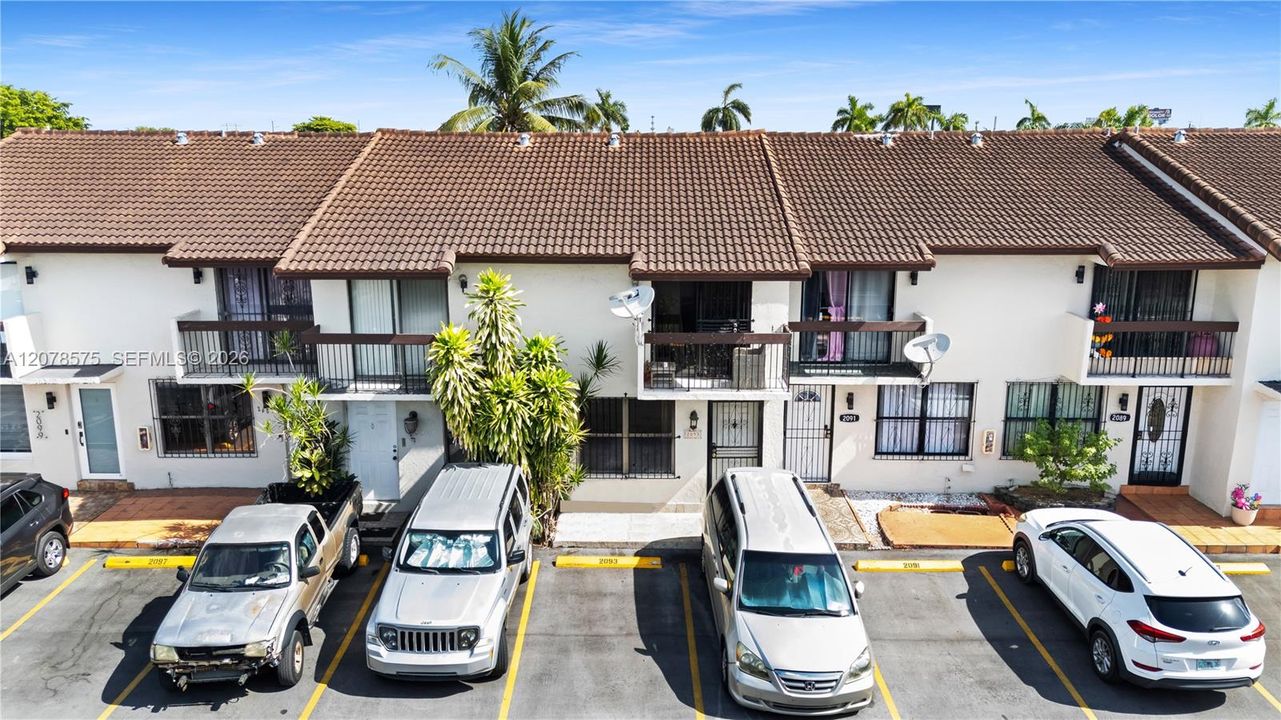 For Sale: $310,000 (2 beds, 2 baths, 1032 Square Feet)