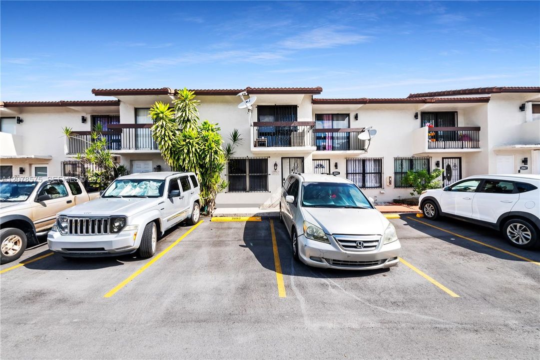 For Sale: $310,000 (2 beds, 2 baths, 1032 Square Feet)