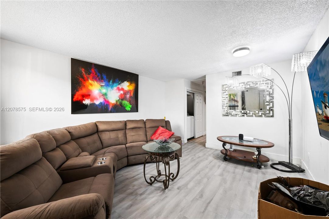 For Sale: $310,000 (2 beds, 2 baths, 1032 Square Feet)