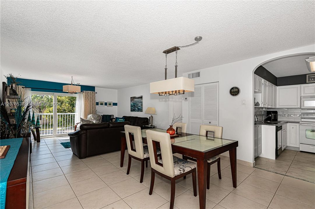 For Sale: $269,900 (1 beds, 1 baths, 930 Square Feet)