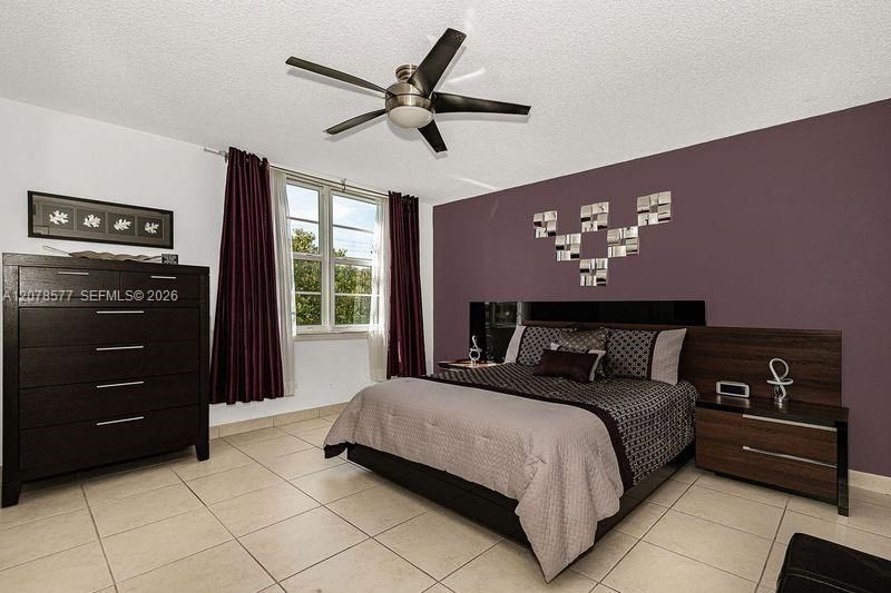 For Sale: $269,900 (1 beds, 1 baths, 930 Square Feet)