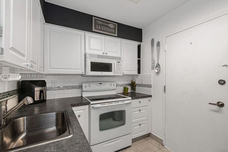 For Sale: $269,900 (1 beds, 1 baths, 930 Square Feet)