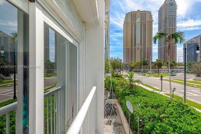 For Sale: $269,900 (1 beds, 1 baths, 930 Square Feet)