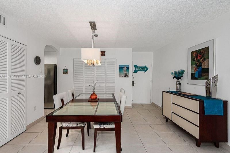 For Sale: $269,900 (1 beds, 1 baths, 930 Square Feet)
