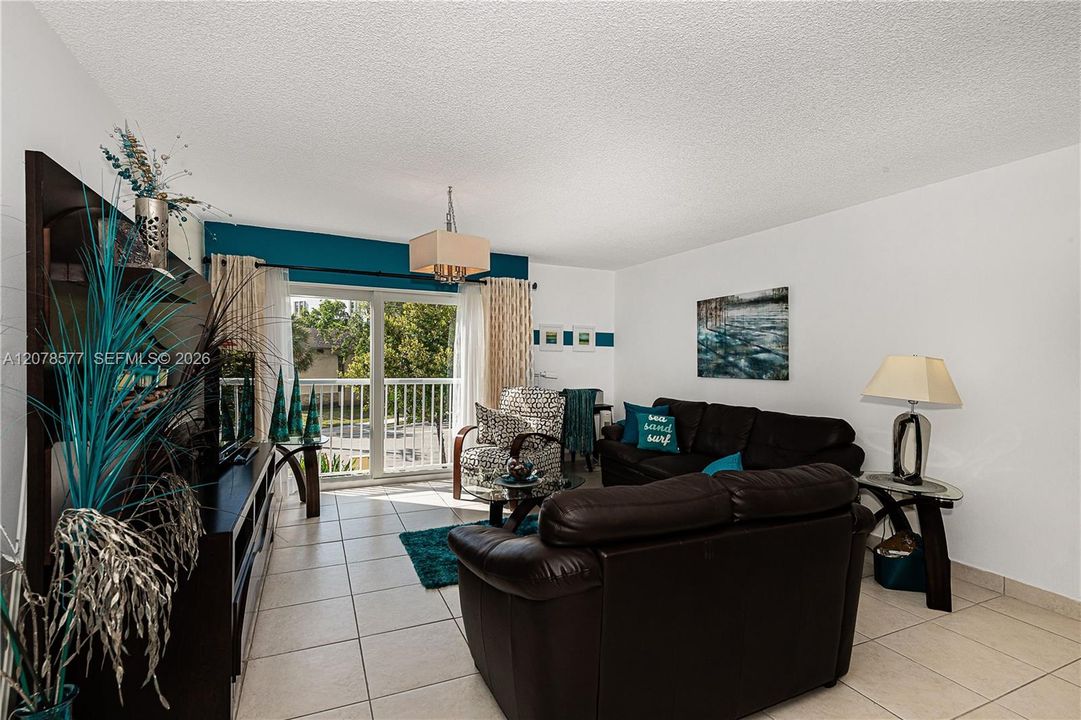 For Sale: $269,900 (1 beds, 1 baths, 930 Square Feet)