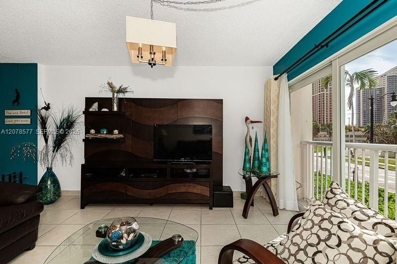 For Sale: $269,900 (1 beds, 1 baths, 930 Square Feet)