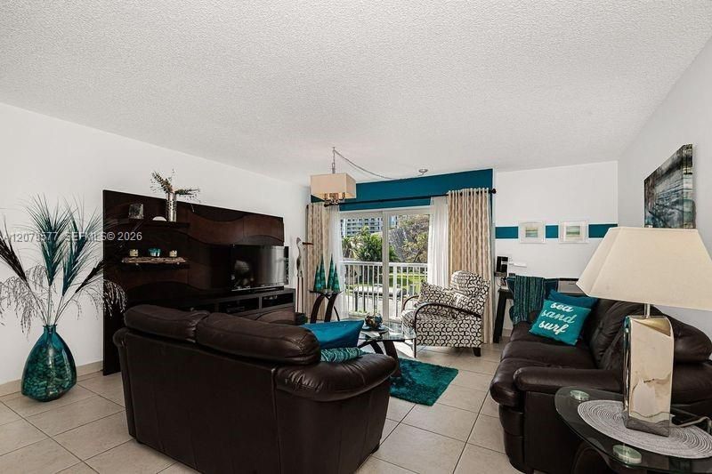 For Sale: $269,900 (1 beds, 1 baths, 930 Square Feet)