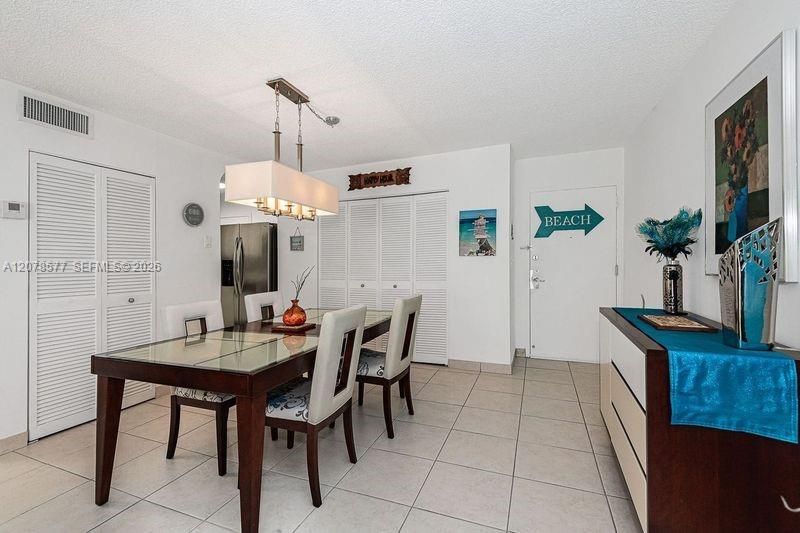 For Sale: $269,900 (1 beds, 1 baths, 930 Square Feet)